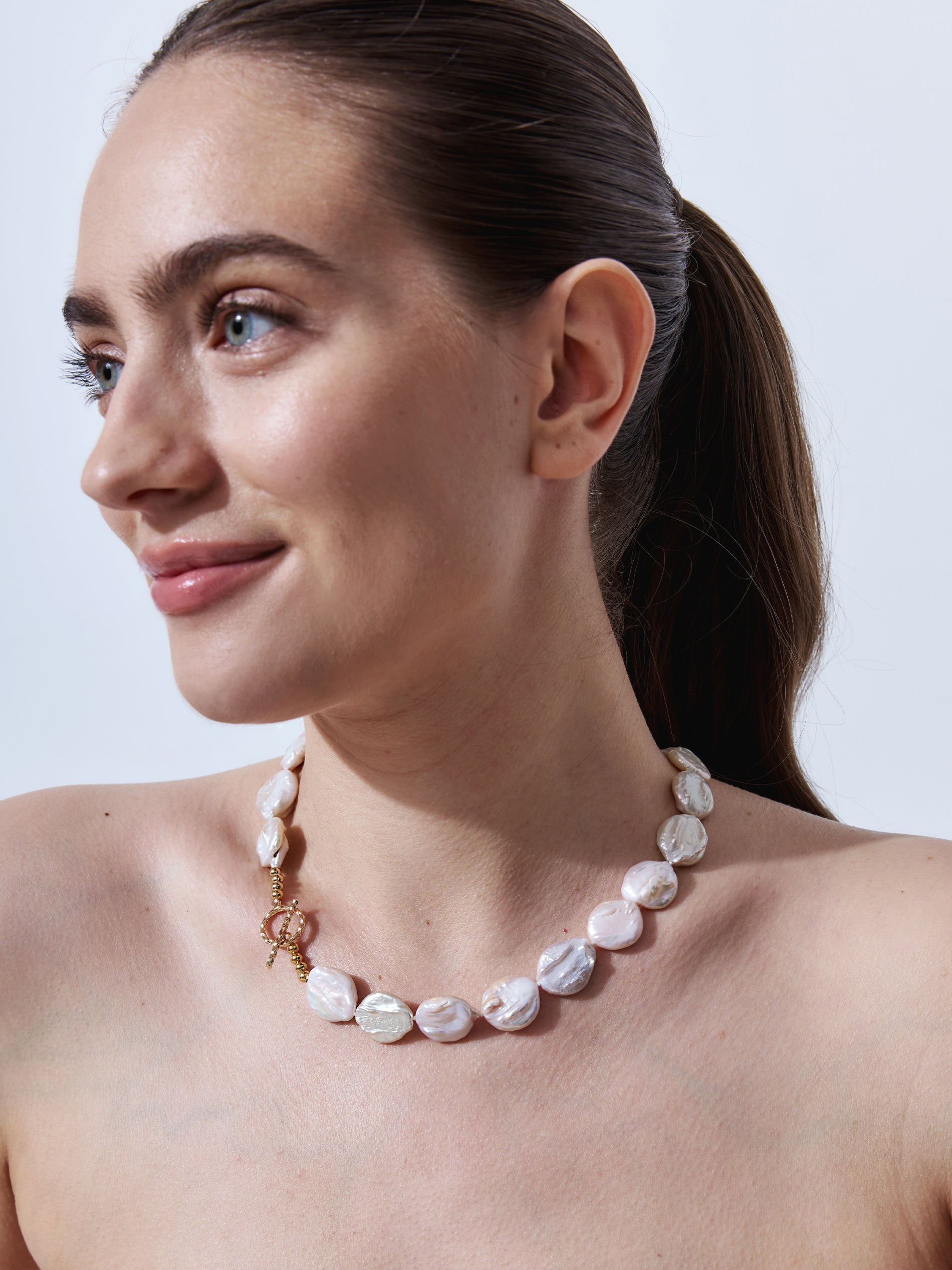 Naszyjnik z naturalnymi perłami barokowymi Aurora Poshe na modelce