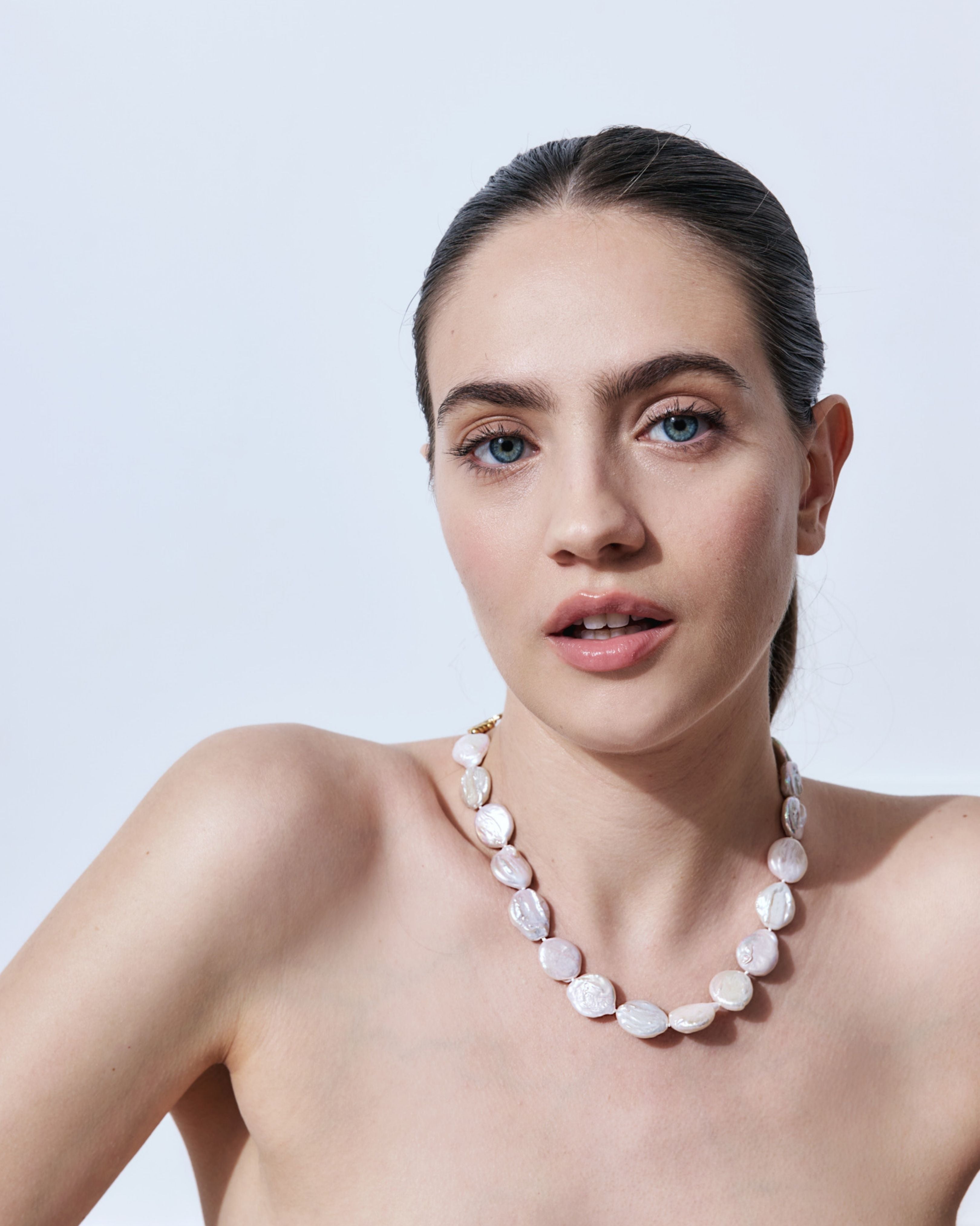 Perły barokowe Aurora na modelce