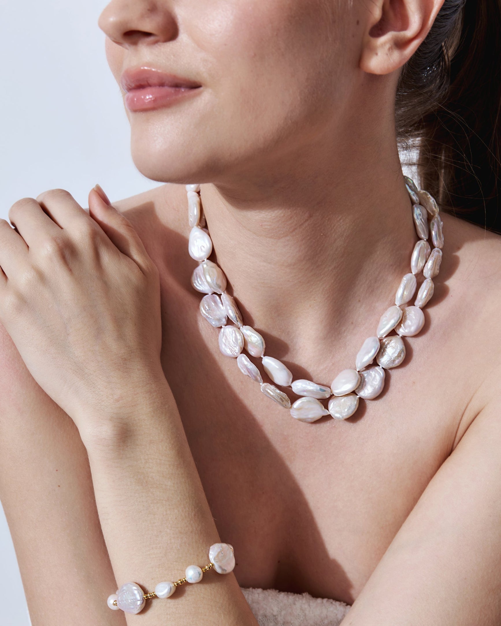 Poshe każdy dzień to twój dzień kolekcja Aurora perły naturalne na modelce
