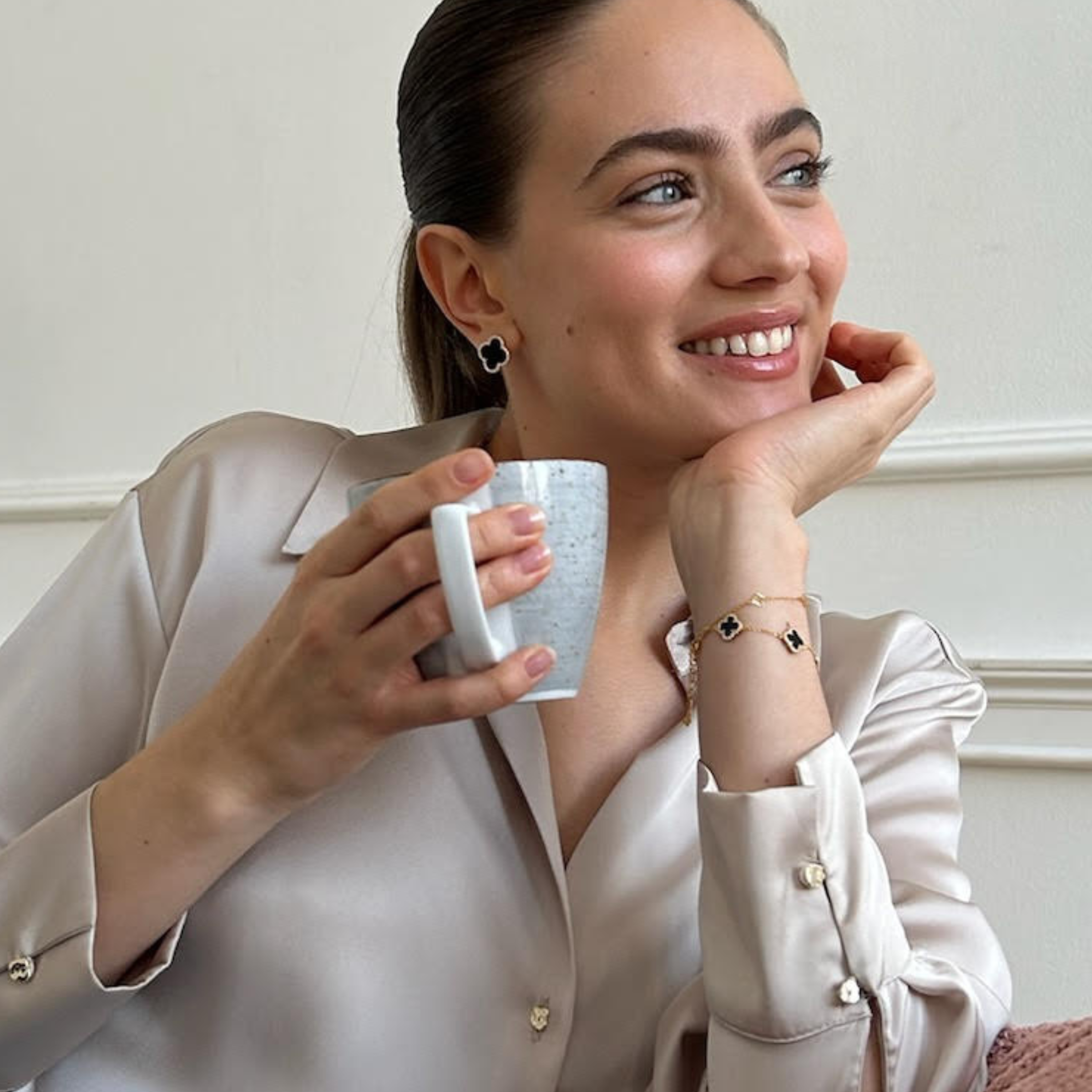Poshe każdy dzień to twój dzień chwila dla siebie modelka siedzi na kanapie z kubkiem kawy w ręce