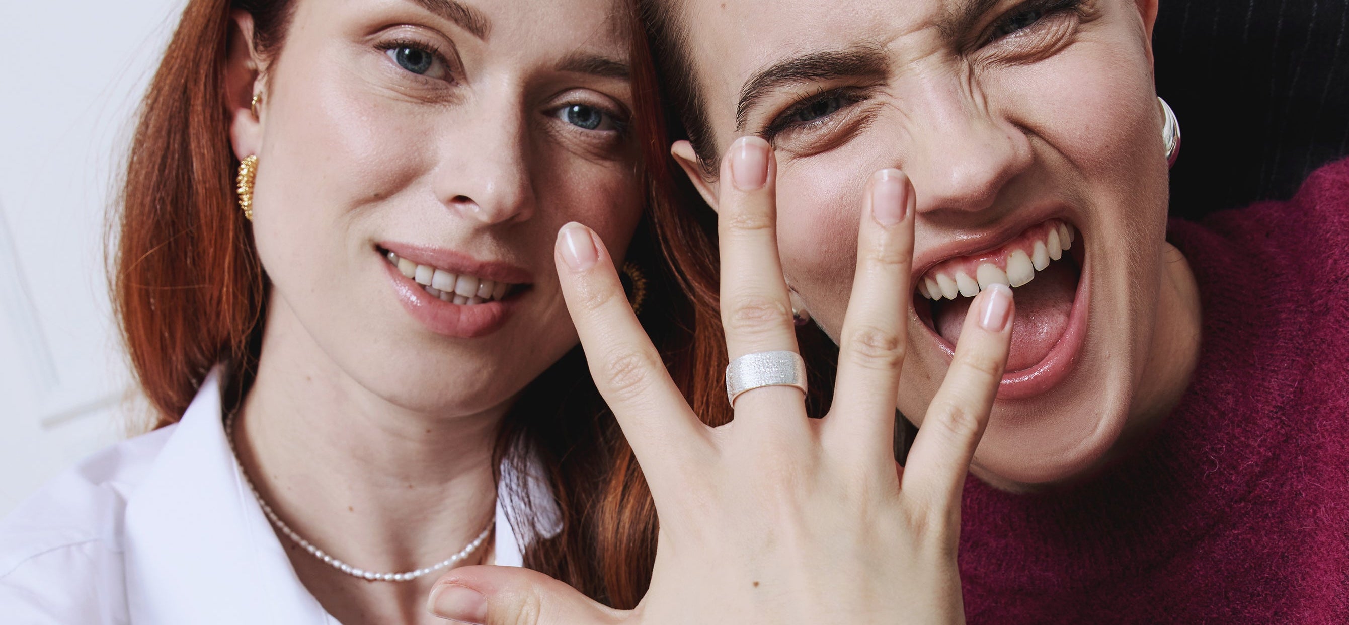 Poshe każdy dzień to twój dzień biżuteria na co dzień dwie przyjaciółki pokazują pierścionek zbliżenie na twarze