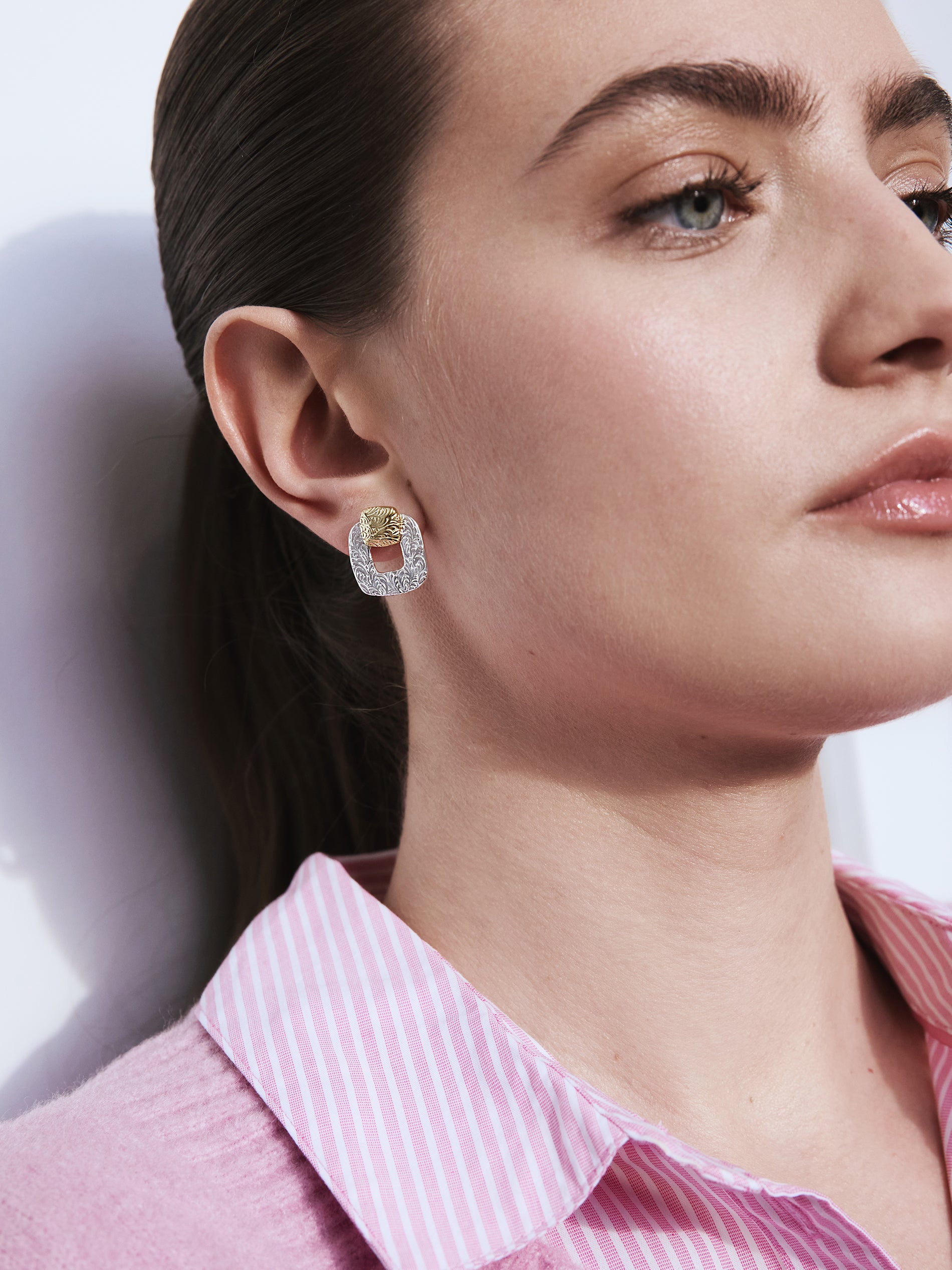 Srebrne kolczyki kwadraty Dolce Poshe na modelce