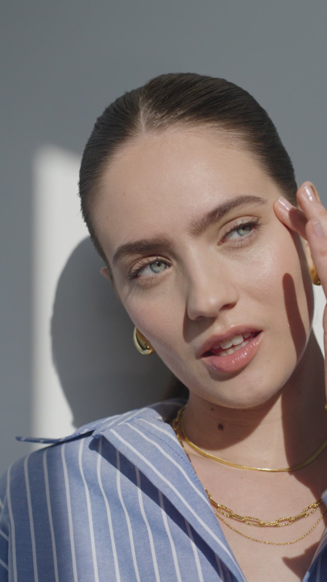 Pozłacany naszyjnik łańcuch młotkowany o splocie Paper Clip Solis Poshe zbliżenie na produkt na modelce multilayering video
