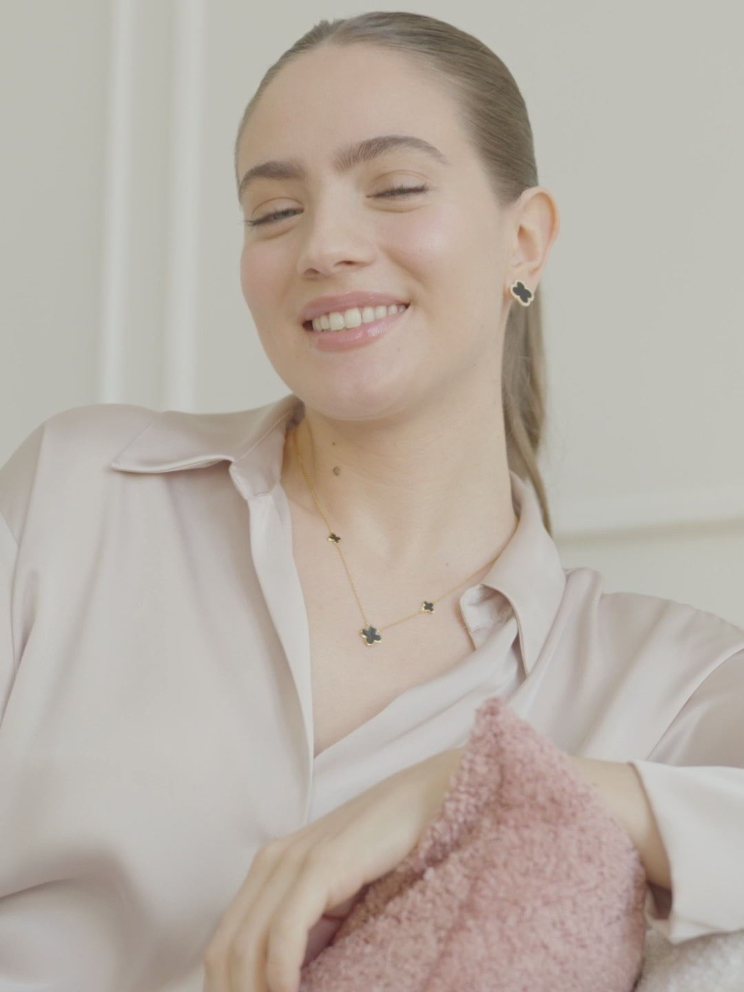 Naszyjnik pozłacany koniczyny czarna emalia Goia Poshe na modelce video