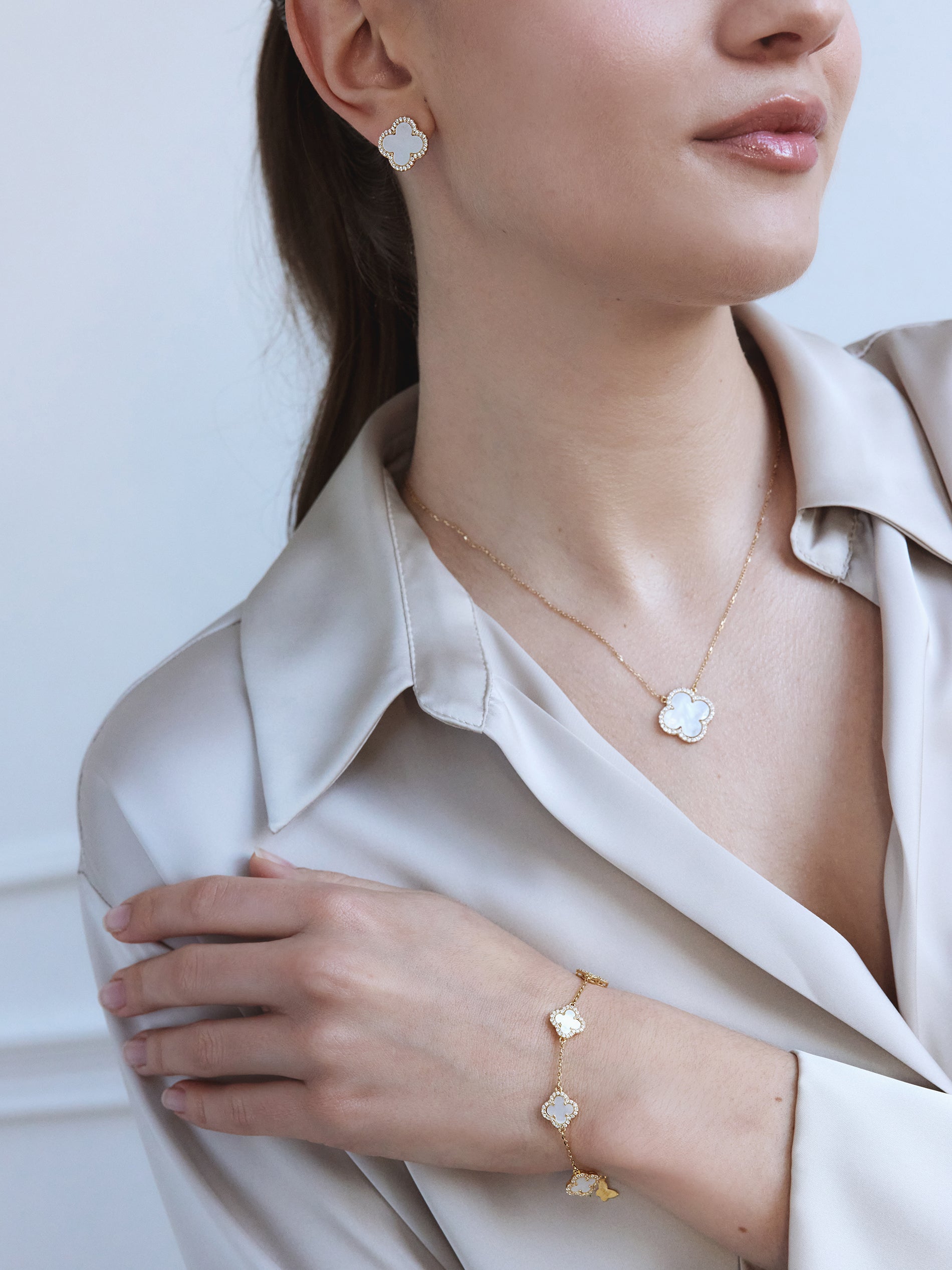 Bransoletka koniczyny z masą perłową biała Goia Poshe na modelce